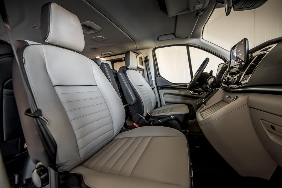 Интерьер Ford Tourneo Custom PHEV 2019 года  (WW) (фото 10 из 39)